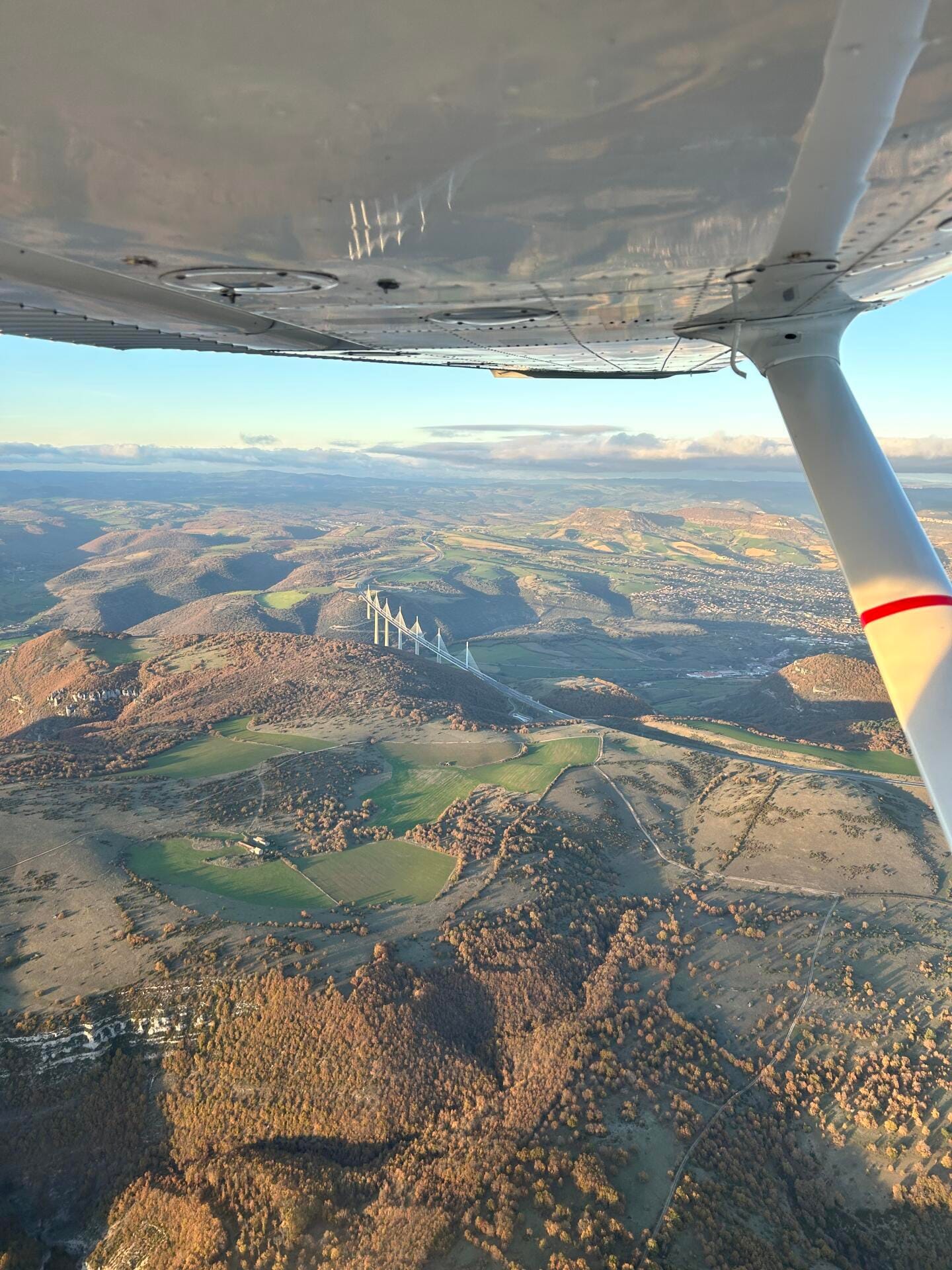Vol vers le viaduc ce Millau. - France