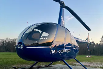 Robinson R44 Raven II auf dem Helipad auf dem Flugplatz Speck-Fehraltorf