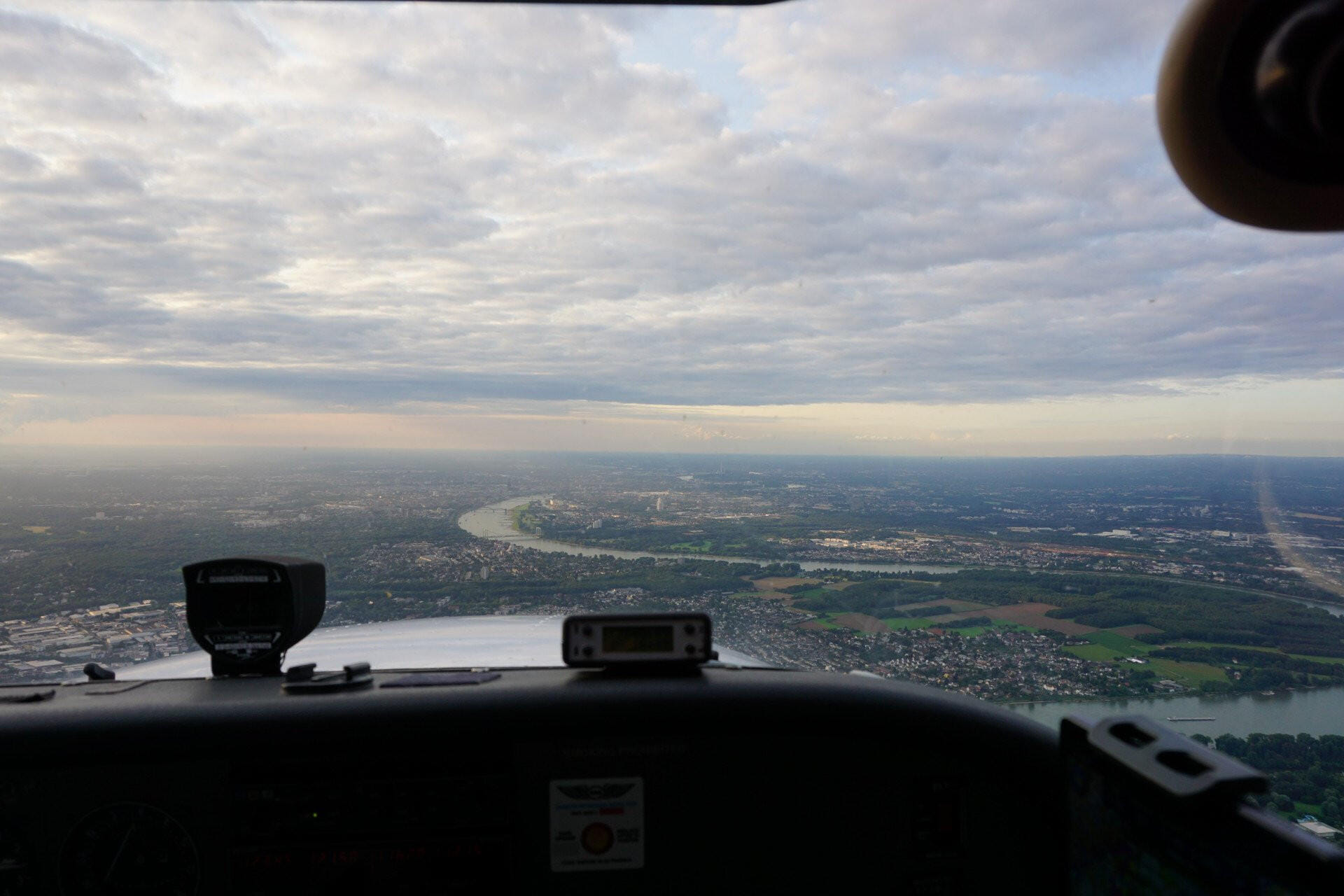 Rundflug: Kölner Dom, Stadion, Phantasialand, Siebengebirge