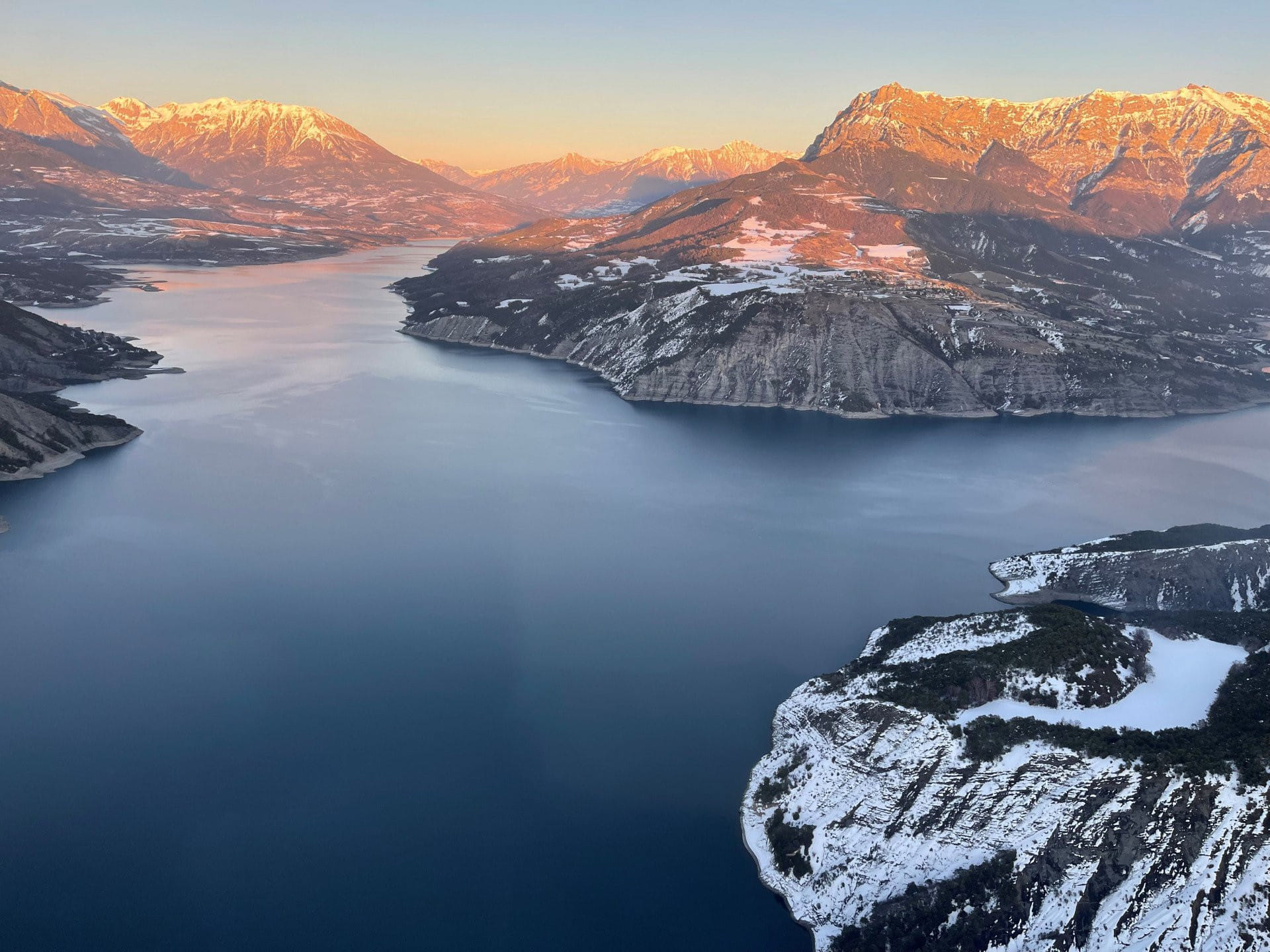 Le lac de Serre-ponçon vu du ciel
