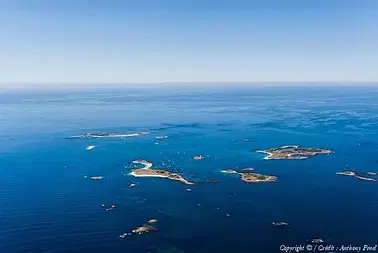 Survol du Finistère sud de la pointe du Raz aux Glénan.
