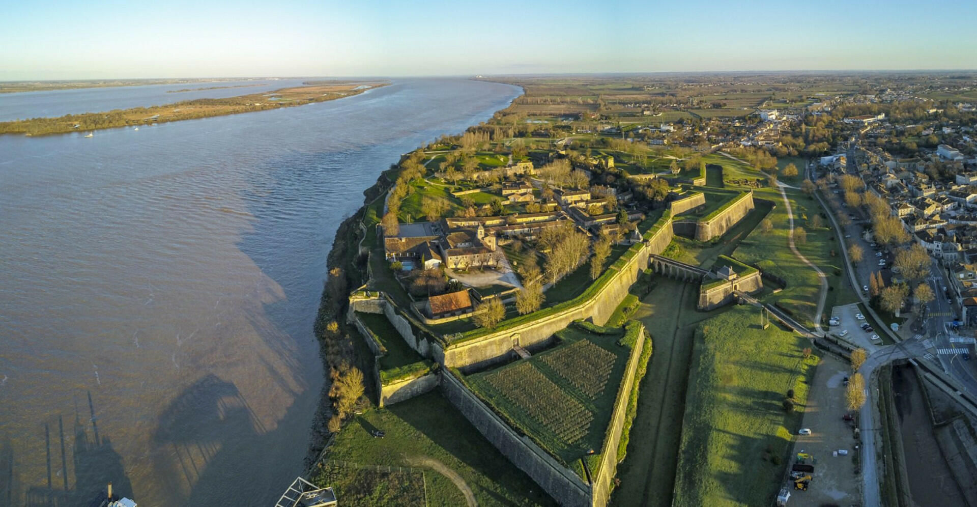 Le Bassin d'Arcachon, le Medoc et la citadelle de Blaye