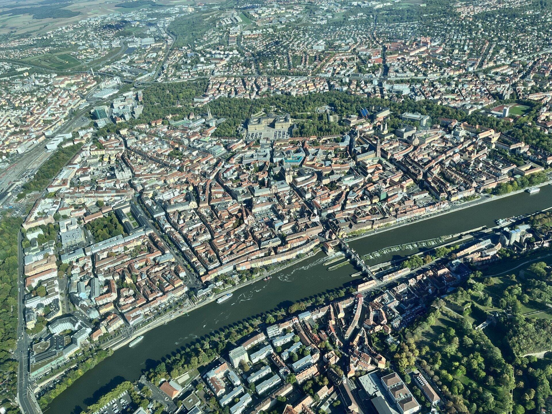 Rundflug über Unterfranken, Mainschleife, Würzburg, Weininsel.