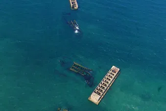 Survol du port artificiel d'Arromanches