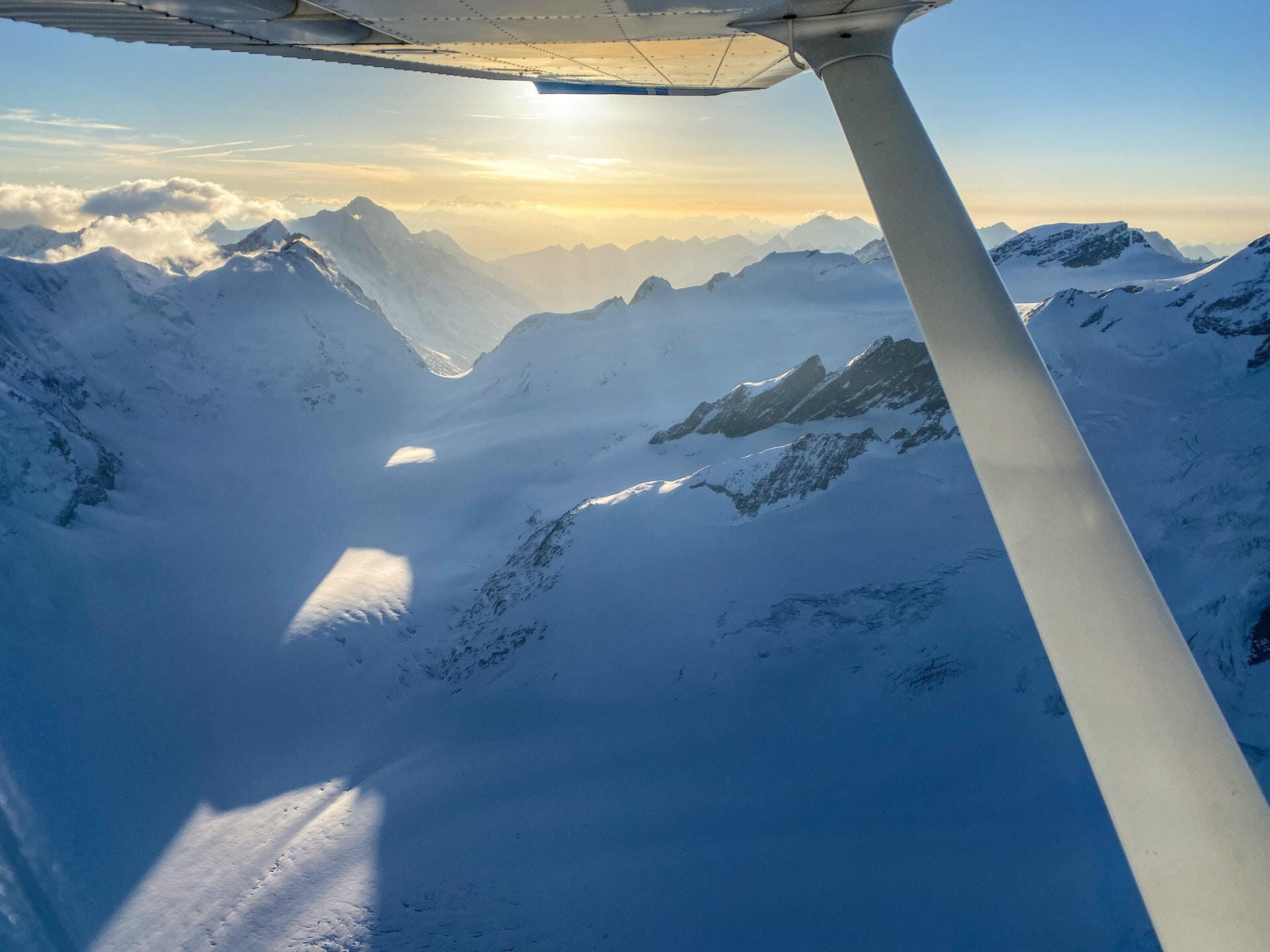 Le coucher de soleil vu du ciel, Préalpes et Plateau suisse