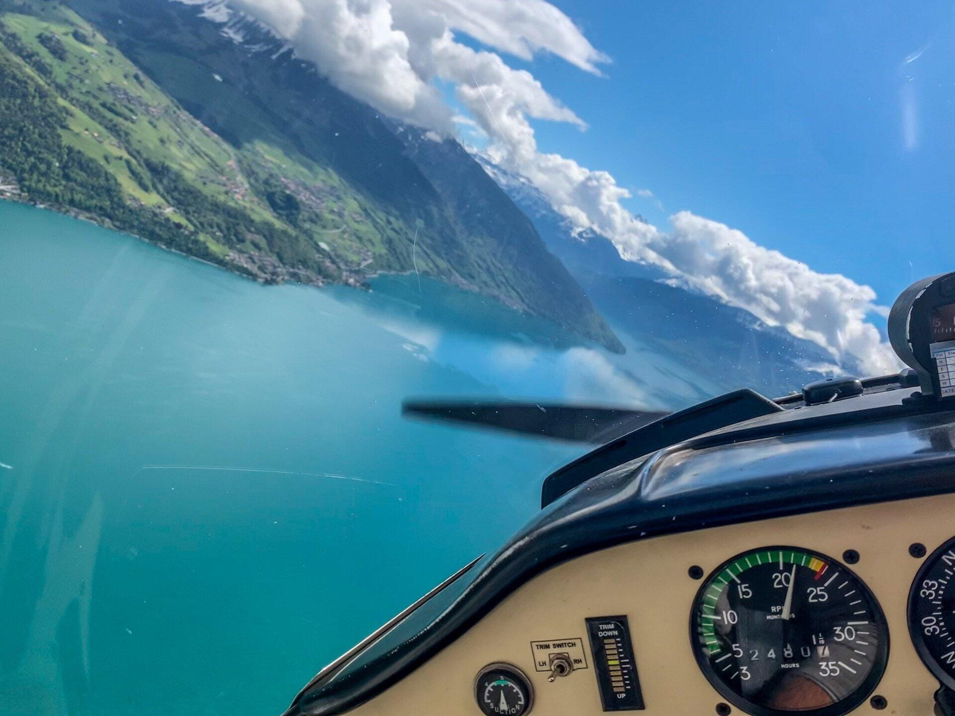 La splendeur des Alpes bernoises depuis Gruyères en avion