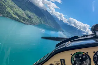 La splendeur des Alpes bernoises depuis Gruyères en avion