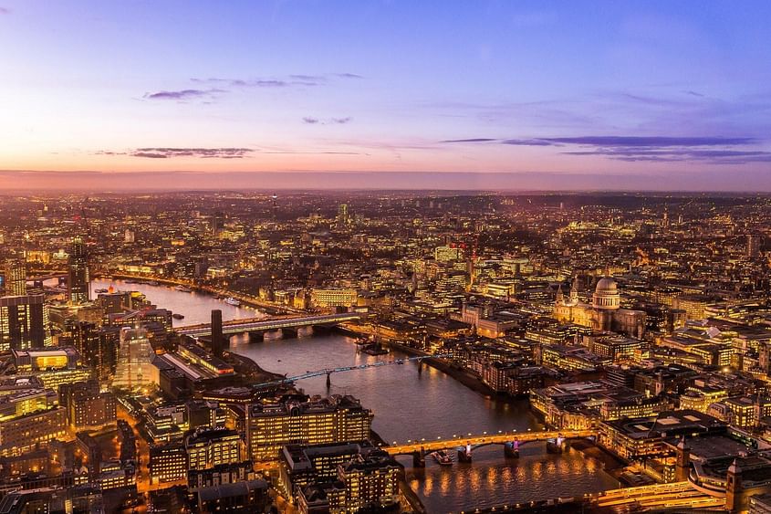 PA32 Exciting Sightseeing Flight around London