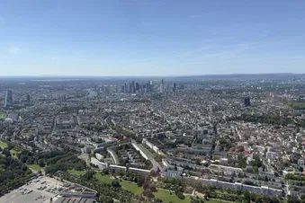 Die europäische Zentralbank (links) und die Frankfurter Skyline