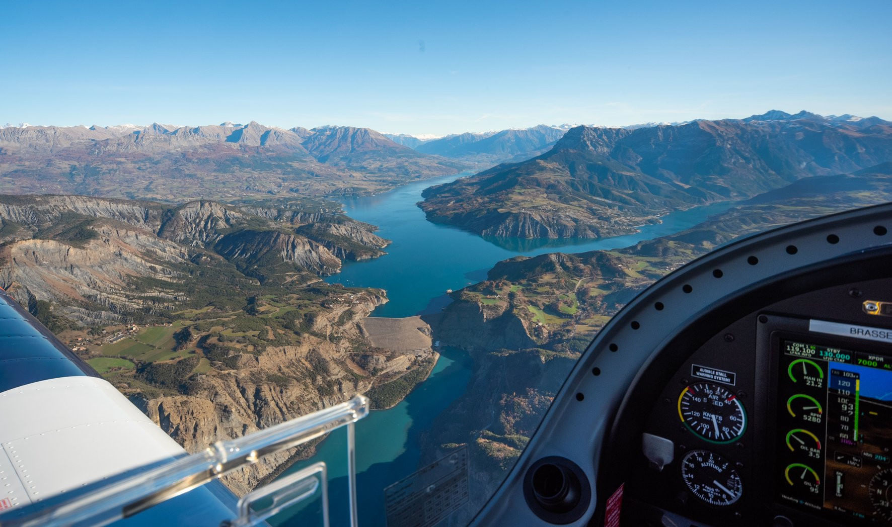 Survol du lac de Serre-Ponçon jusqu'a Guillestre