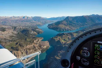 Survol du lac de Serre-Ponçon jusqu'a Guillestre