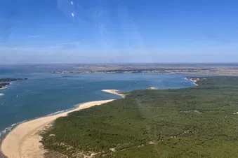 Pertuis de Maumusson, à droite Ronce les bains, à gauche le début de l'ile d'Oléron