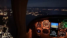 Blick ins beleuchtete Cockpit.