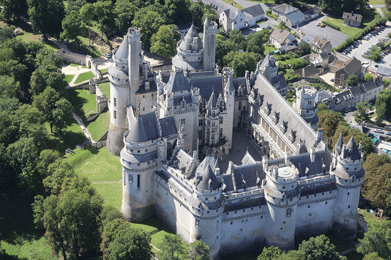 Châteaux de Chantilly et Pierrefonds depuis Les Mureaux