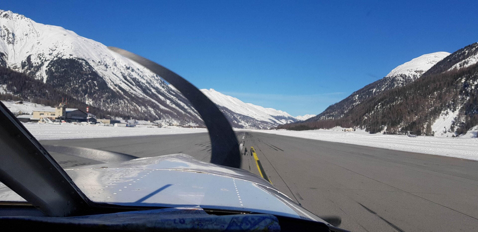 Flug entlang der Alpen nach Samedan (DA50)