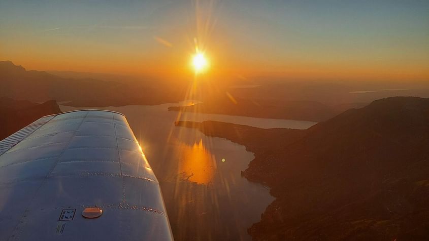 Rundflug mit Heiratsantrag und "Will you marry me?" Banner
