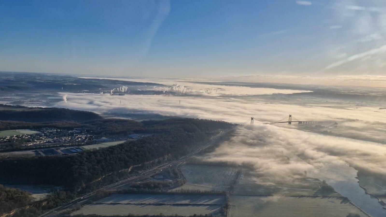 La seine et le pont de Tancarville sous le brouillard matinal