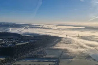 La seine et le pont de Tancarville sous le brouillard matinal