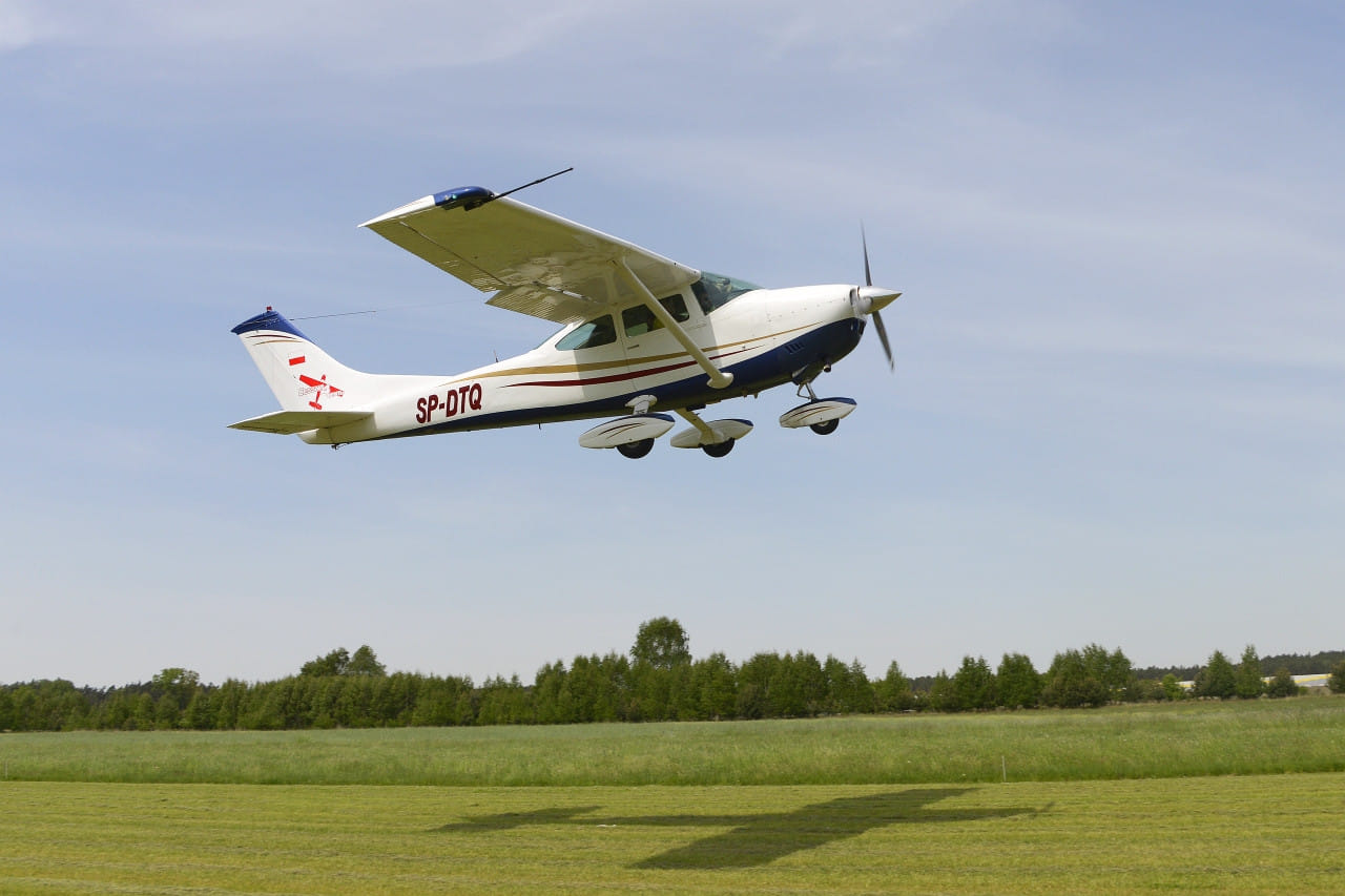 Cessna 182 SP-DTQ taking off