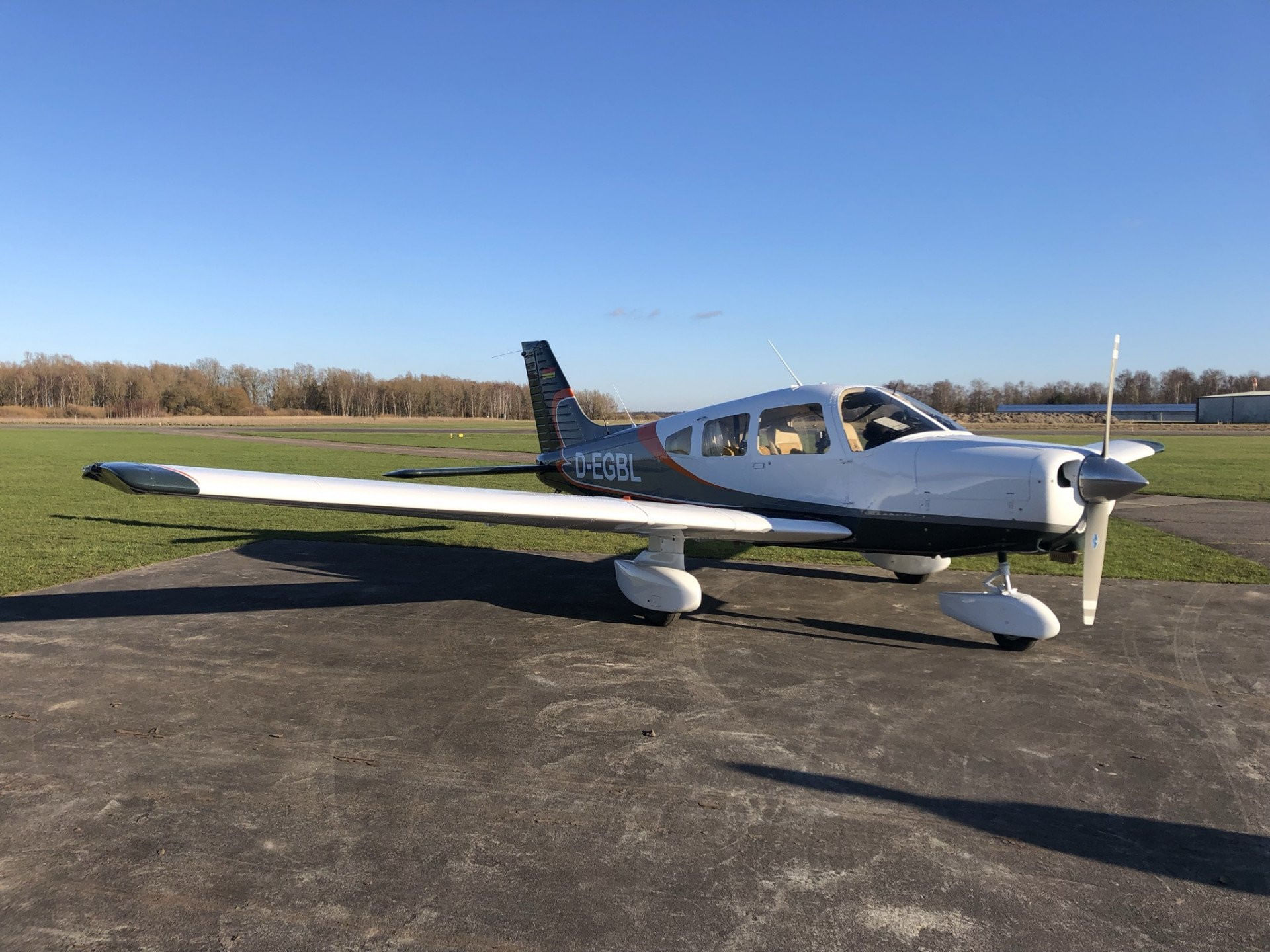 D-EGBL frisch lackiert wartet auf Fluggäste