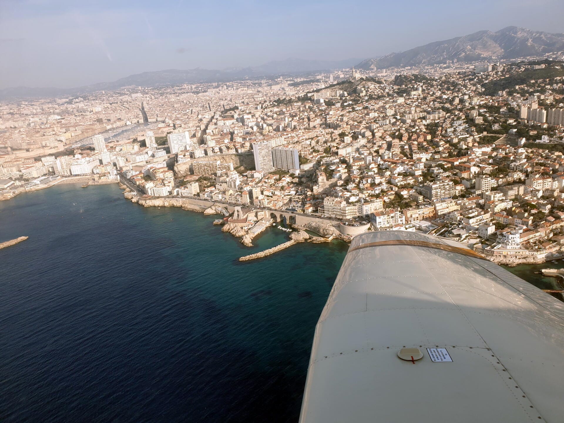 Superbe survol de la rade de Marseille