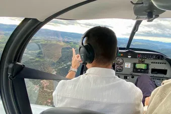Vue depuis le cockpit, aux commandes pour partager la passion du vol.