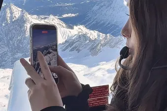 Meine Freundin mit einer Aufnahme auf die Zugspitze