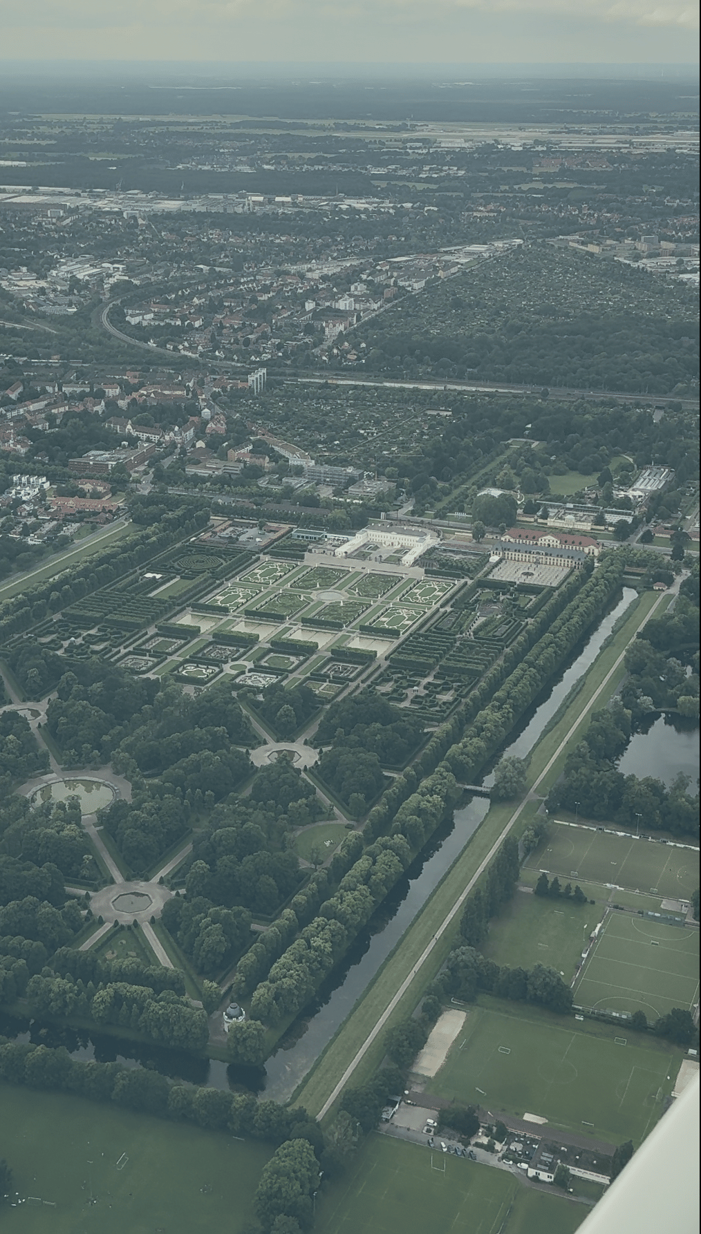 Hannover Rundflug mit blick auf Schloss Marienburg