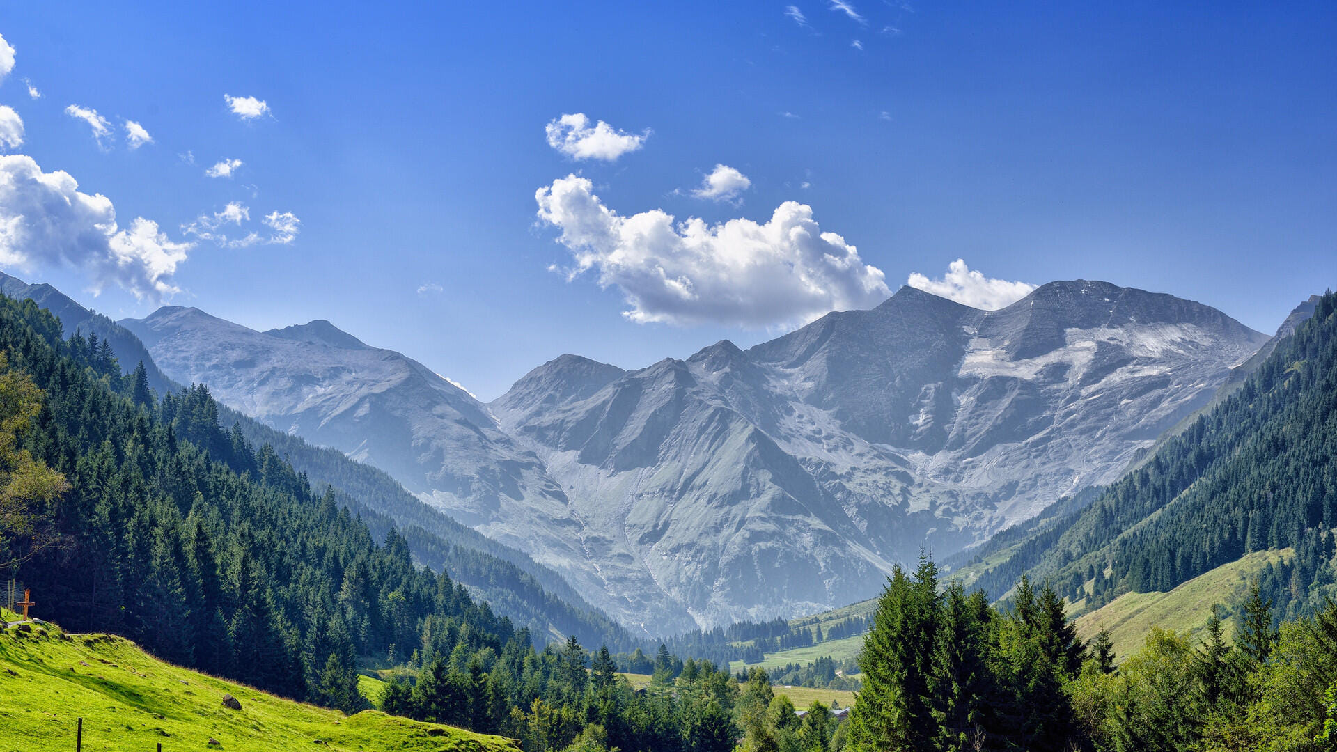 Entdecke die Alpen mit vielen Seen, Tälern und Berggipfeln