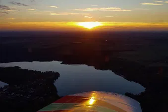 Rundflug über die Dächer Berlins im abendlichen Licht