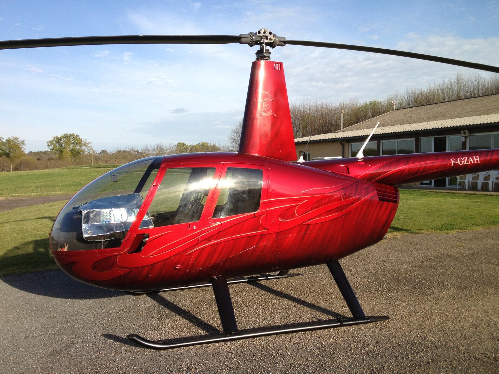 Posé devant notre Héli Club.