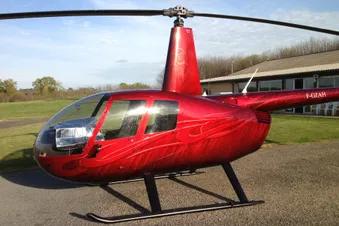 Posé devant notre Héli Club.