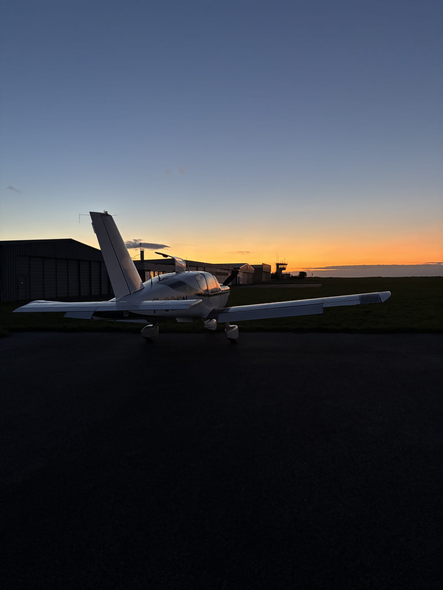 TB-10 et coucher de soleil