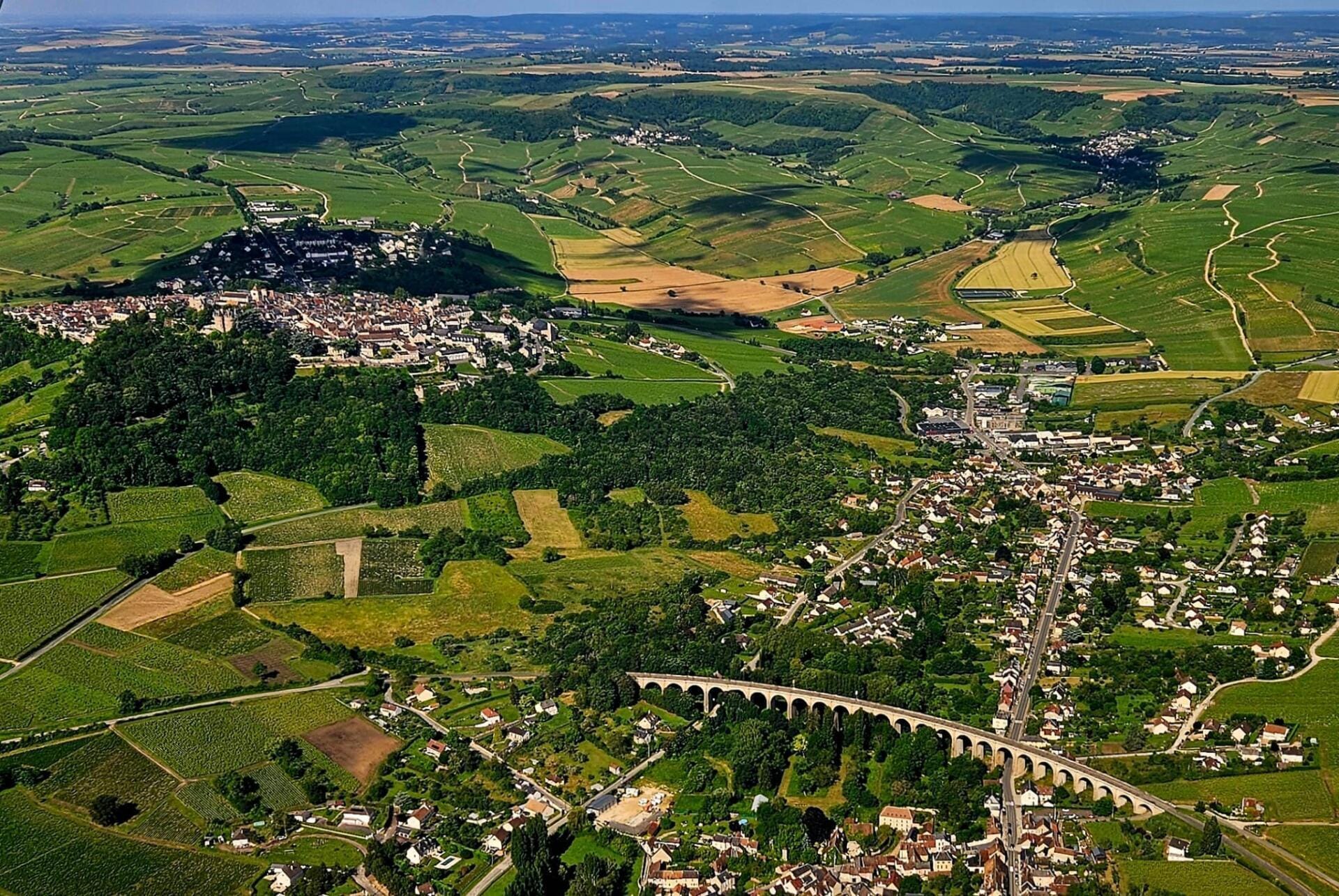 Survol du sancerre et du chateau de guedelon