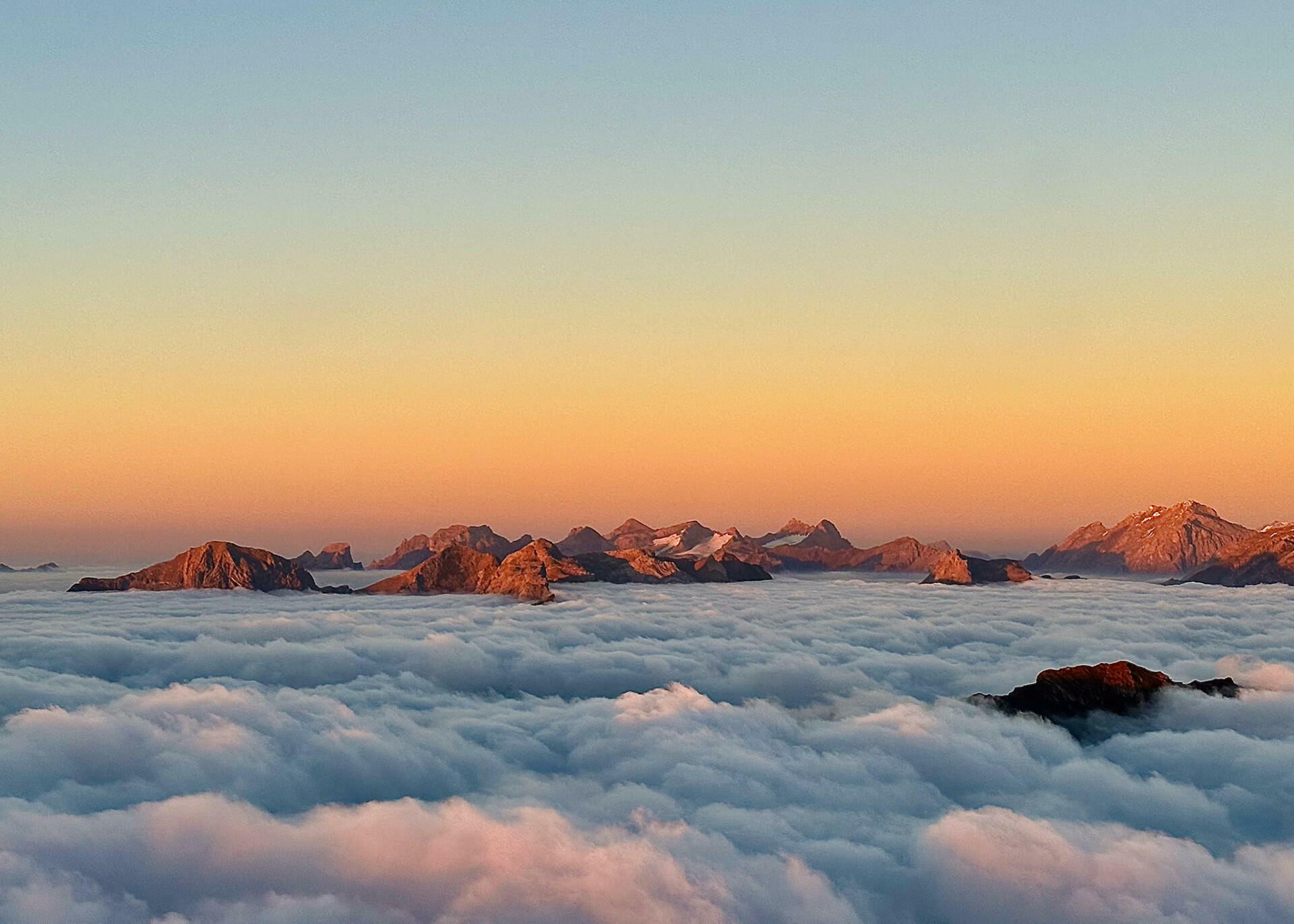 Abendliche Stimmung hoch über den Wolken