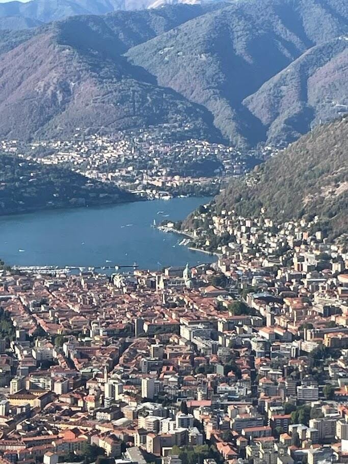 Scenic sightseeing on Como Lake... with air conditioning!
