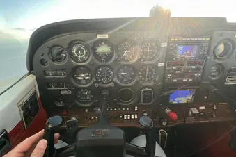 Cockpit einer Cessna (C-172)
