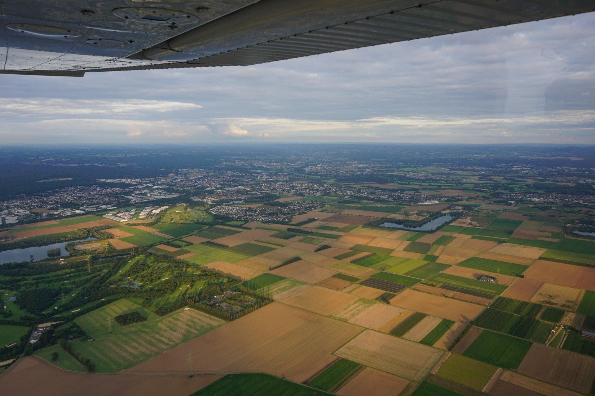 Rundflug: Kölner Dom, Stadion, Phantasialand, Siebengebirge