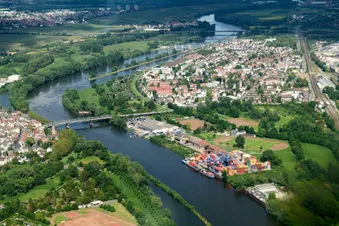 Der Containerhafen an der Mündung vom Main in den Rhein