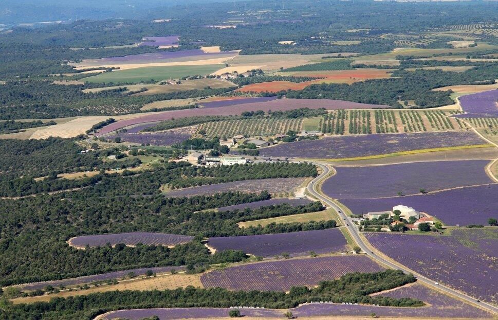 Balade aérienne à travers lacs & plateaux