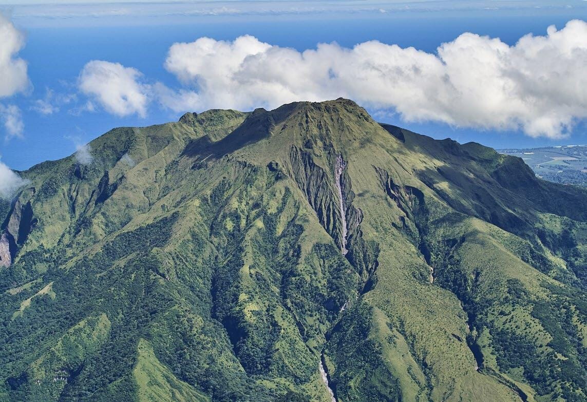 Survol du nord de la Martinique - entre mer et montage