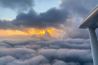Le coucher de soleil vu du ciel, Préalpes et Plateau suisse