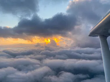 Le coucher de soleil vu du ciel, Préalpes et Plateau suisse