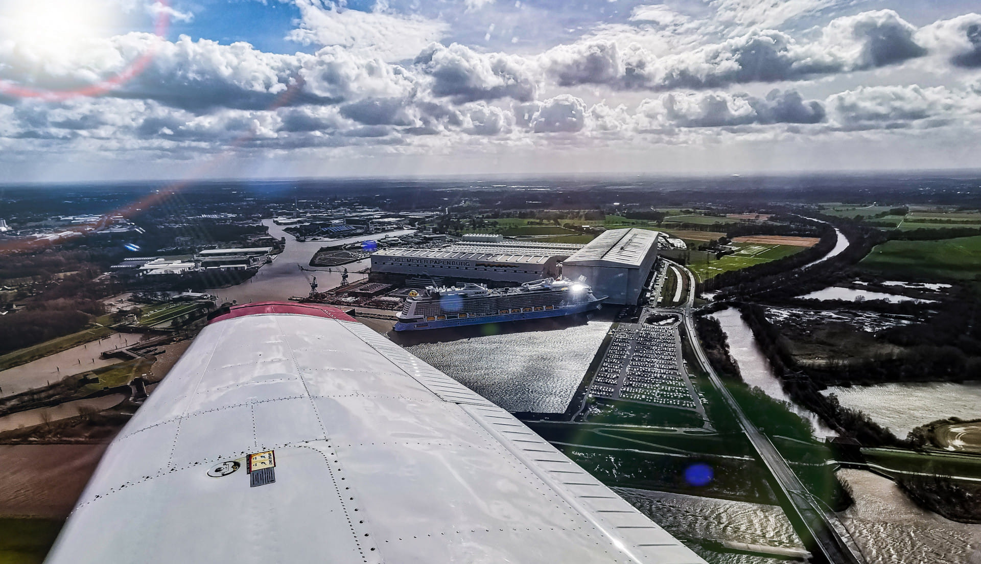 Runflug über die Meyer Werft