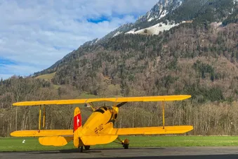 Voltige / acrobatie cheveux au vent sur le lac de la Gruyère