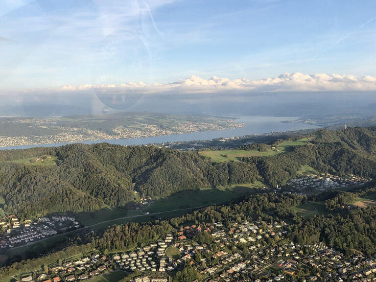 Rundflug über Zürich und die Seenlandschaft: Altstadt, Uetliberg und Zürichsee aus der Luft
