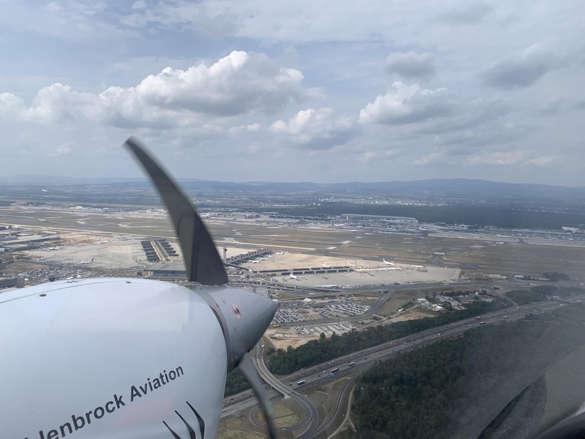 Rundflug FRANKFURT 🌇🌃ZWEI-MOTORIGES✈️ Flugzeug erleben
