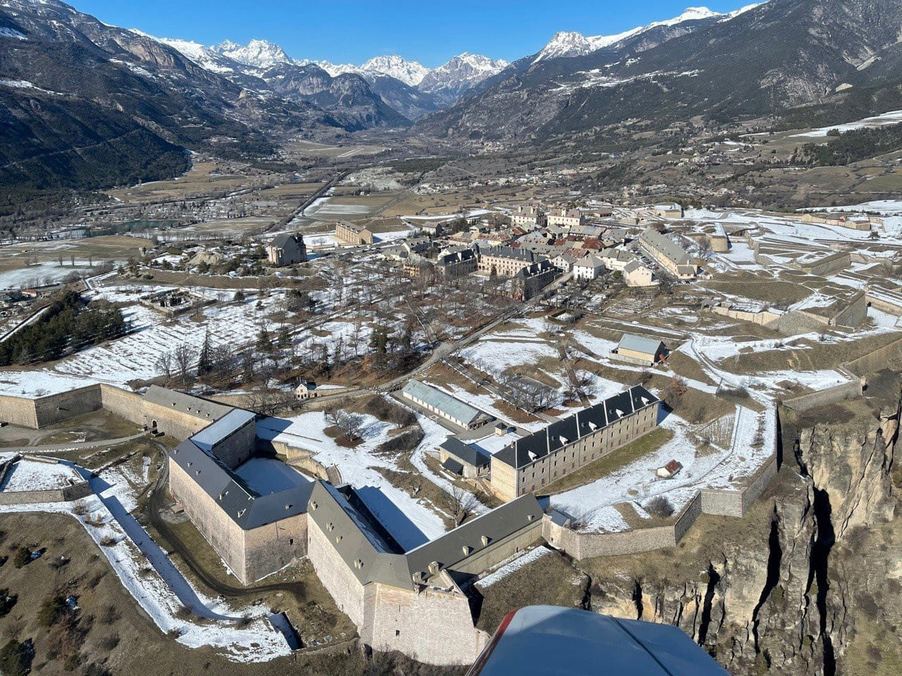 Balade aérienne au-dessus des forteresses secrètes des Alpes