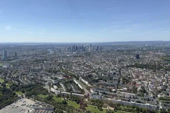 Die europäische Zentralbank (links) und die Frankfurter Skyline
