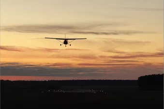 Landung bei Sonnenuntergang